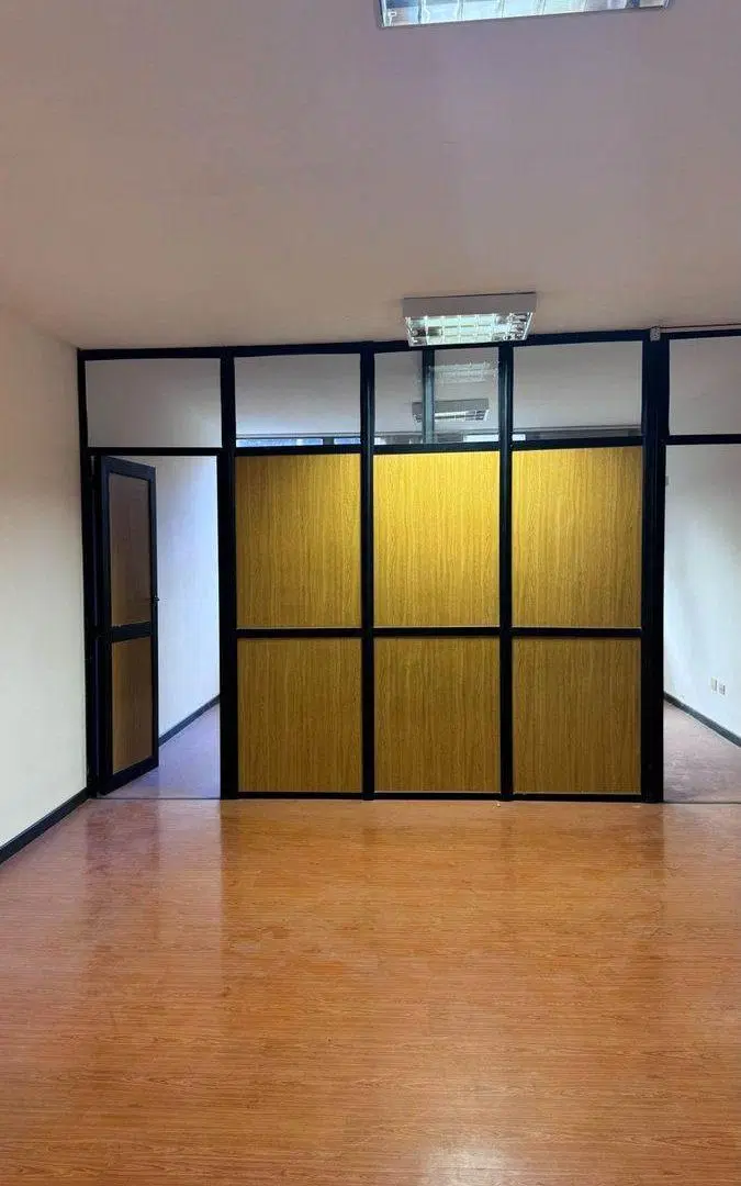 VENTA OFICINA-CONSULTORIO-SHOWROOM-CON COCHERA 3