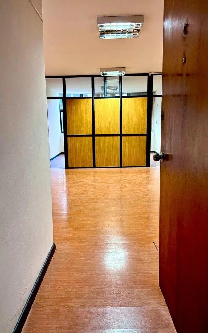 VENTA OFICINA-CONSULTORIO-SHOWROOM-CON COCHERA 2