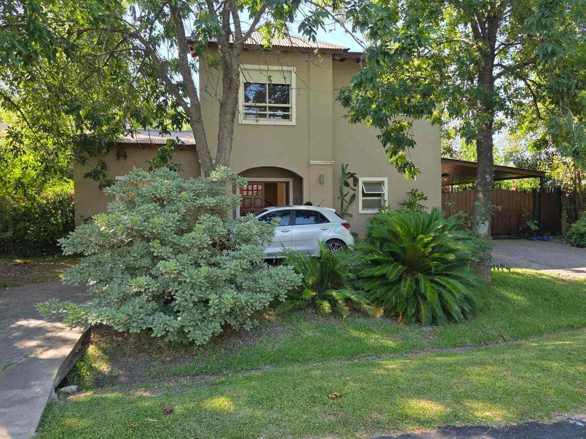 Casa 2 plantas,caldera, pileta,fondo, con detalles