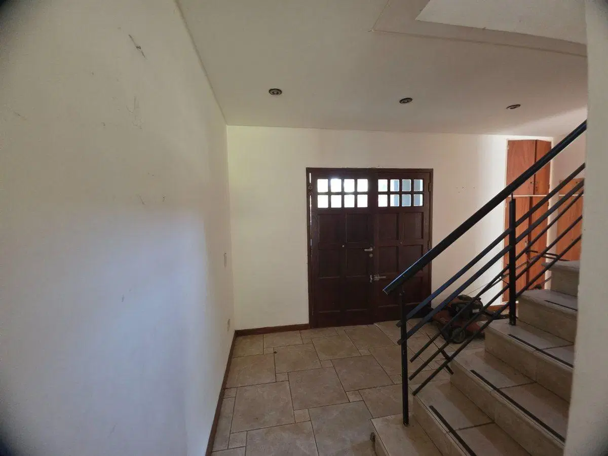 Casa 2 plantas,caldera, pileta,fondo, con detalles 3