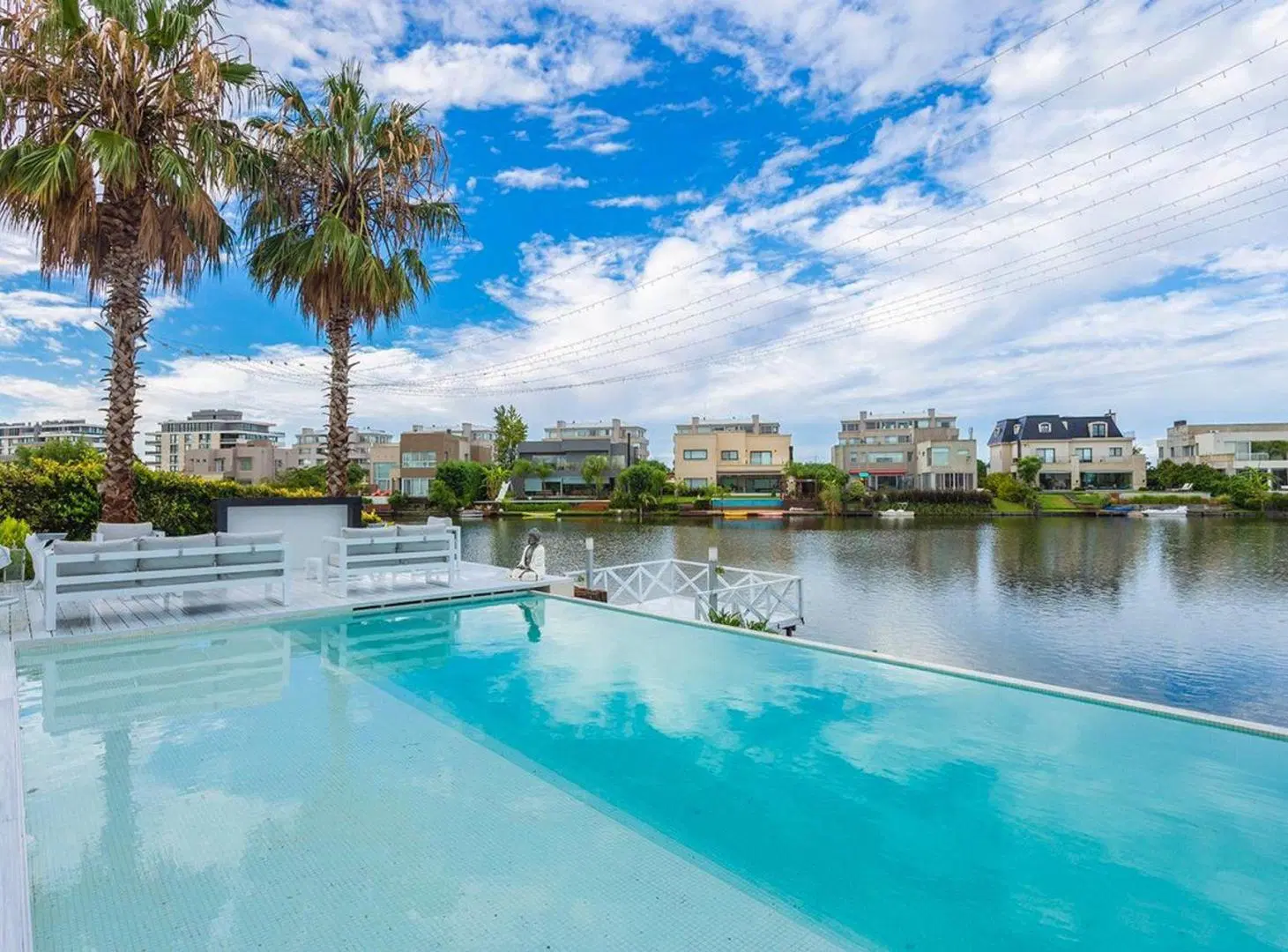 Venta Casa a la Laguna Nuevo Quilmes con  Piscina 3