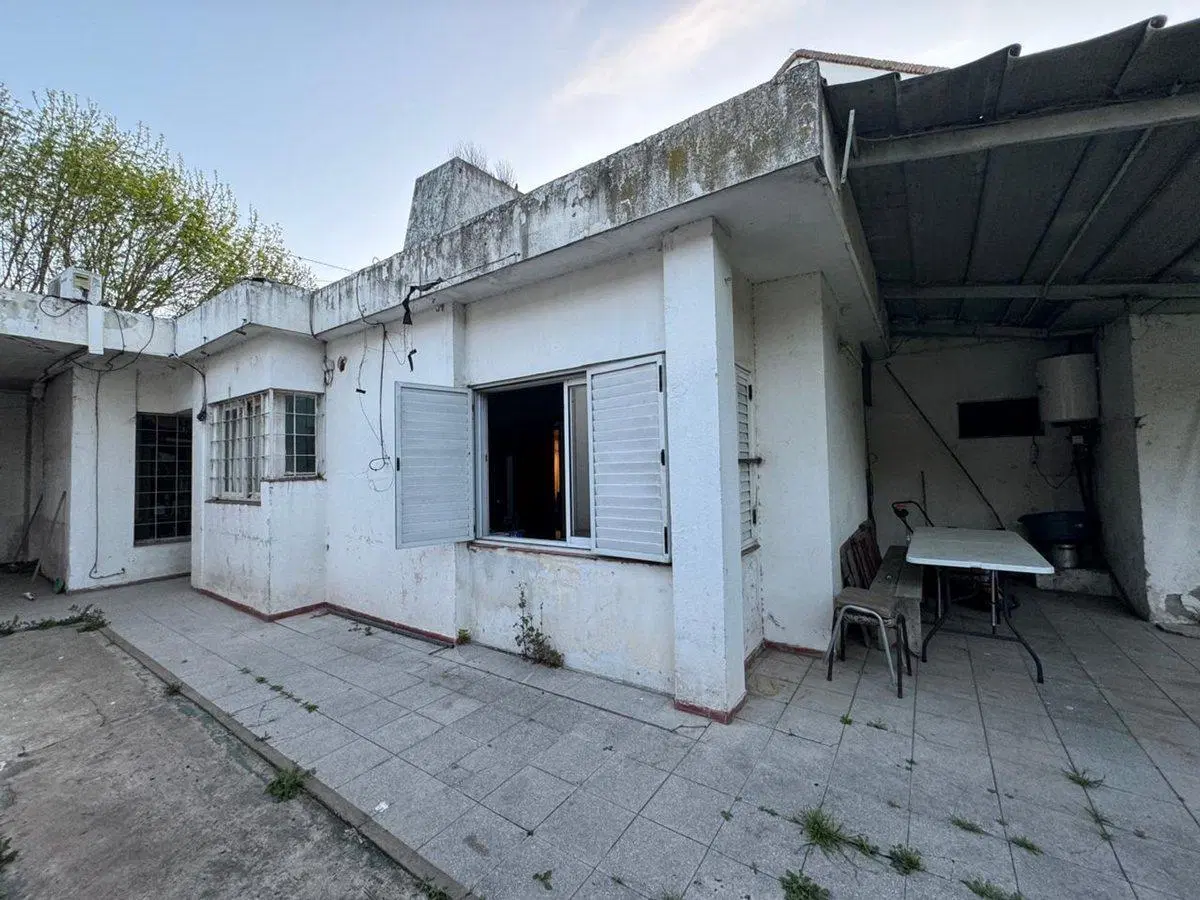 VENTA CASA 4 AMB EN LOTE 12X39m2 L. DE ZAMORA 6