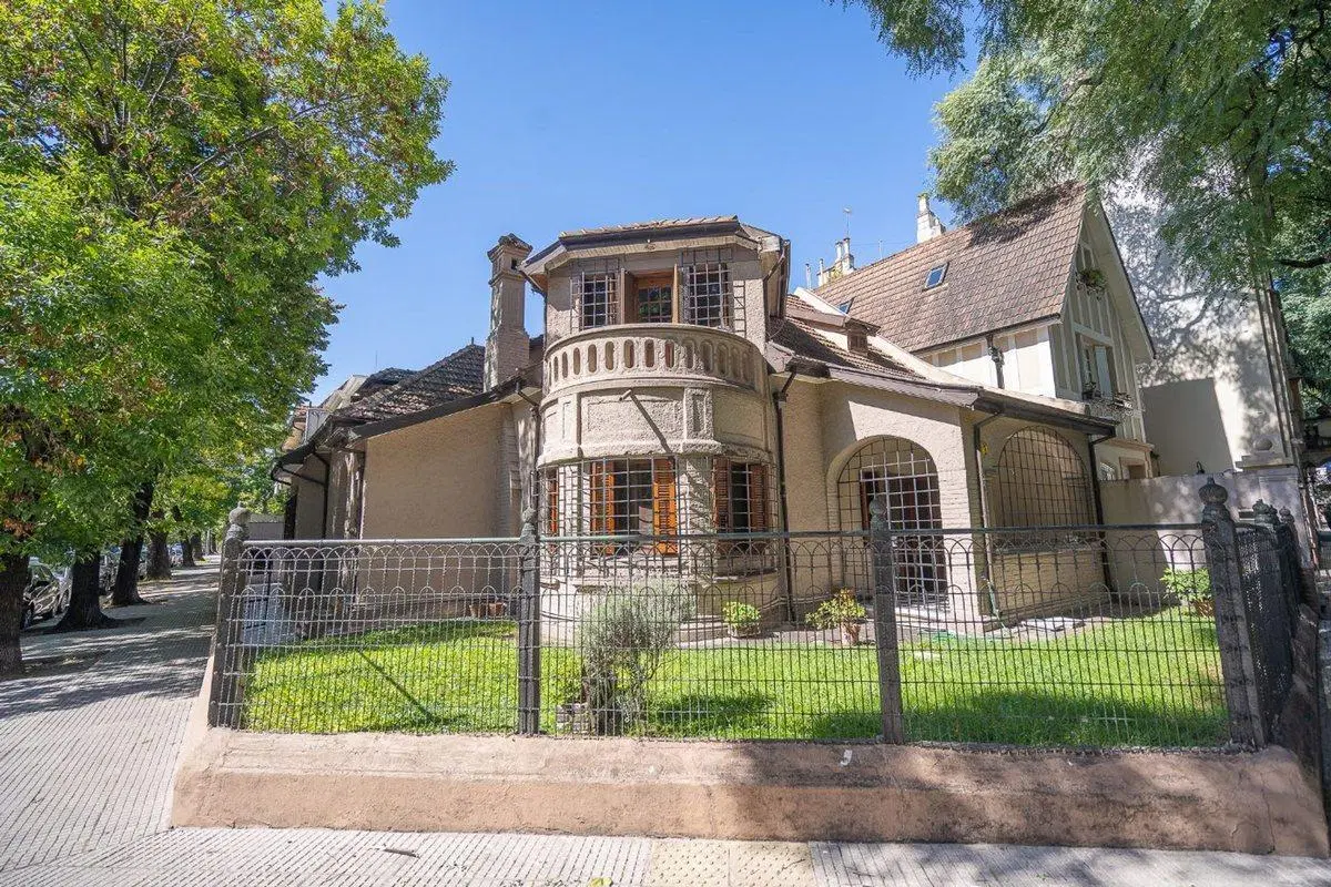 Venta Casa de Estilo en Av. Melián Belgrano R 2