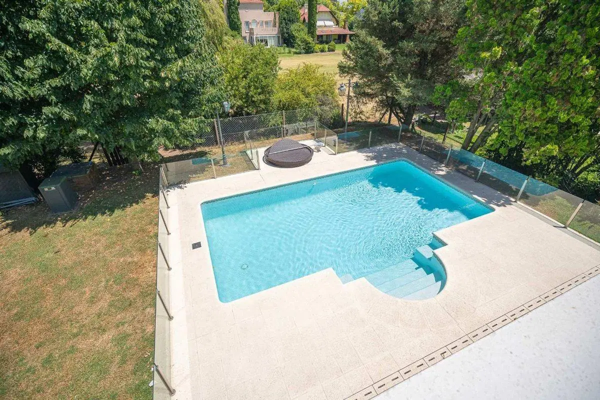 CASA 6 AMBIENTES CON COCHERA-PISCINA- SAINT THOMAS 3
