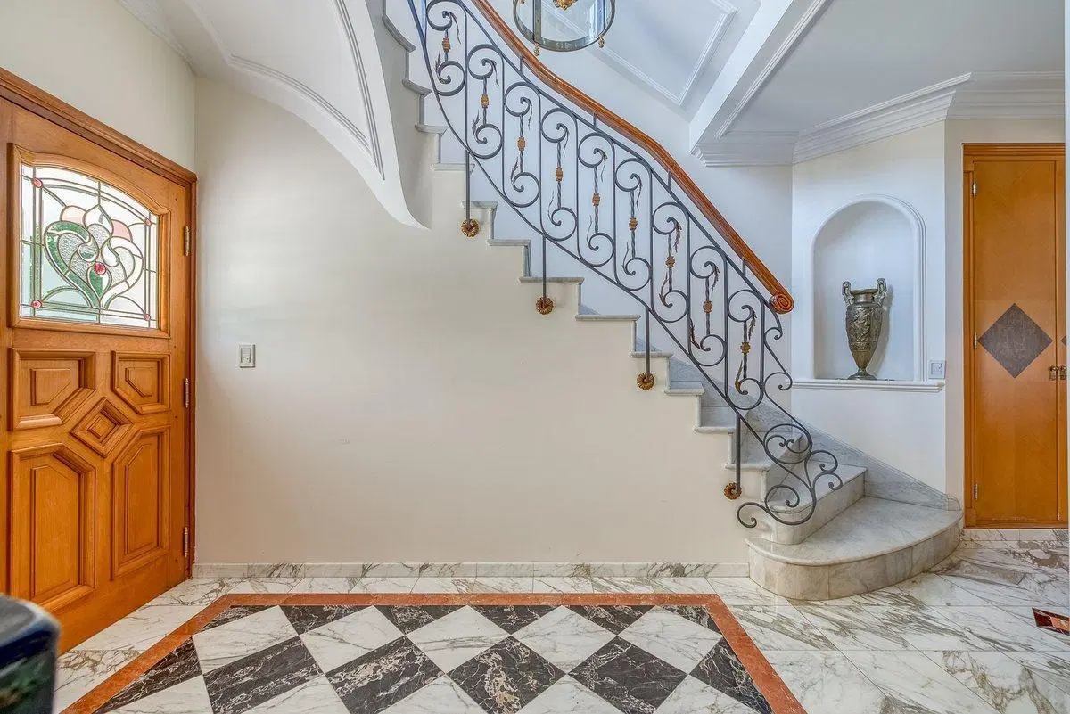 CASA 6 AMBIENTES CON COCHERA-PISCINA- SAINT THOMAS 5