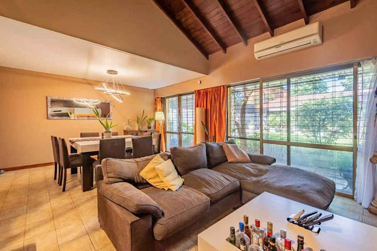 Venta Chalet con quincho y cochera en Loma Hermosa 3