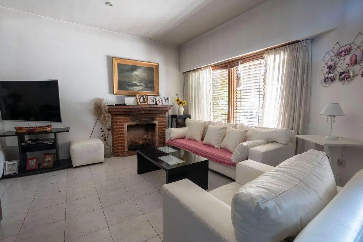 VENTA CASA 5 AMB. CON QUINCHO Y COCHERA CASTELAR 2