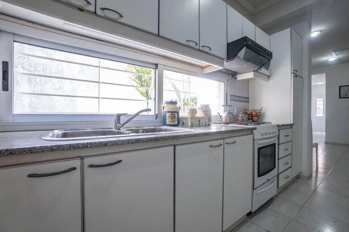 VENTA CASA 5 AMB. CON QUINCHO Y COCHERA CASTELAR 3