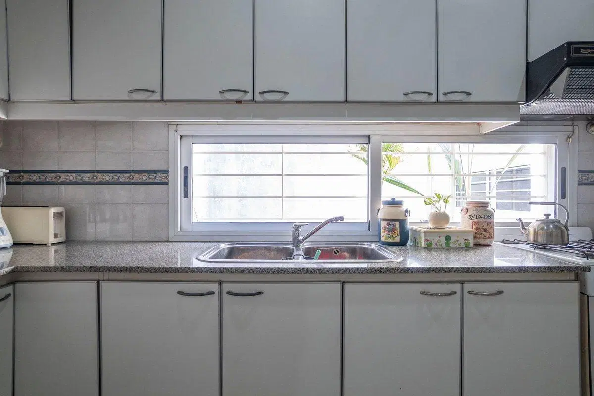 VENTA CASA 5 AMB. CON QUINCHO Y COCHERA CASTELAR 5