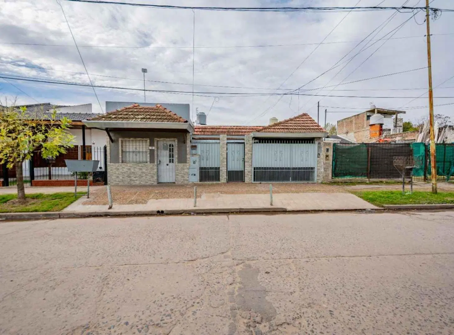 Venta Casa de 5 ambientes con parque - Merlo 2