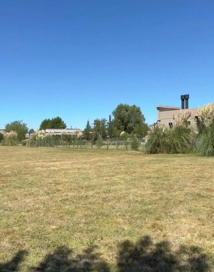 VENTA GRAN LOTE 2700m2 B° FINCAS DE SAN VICENTE 4