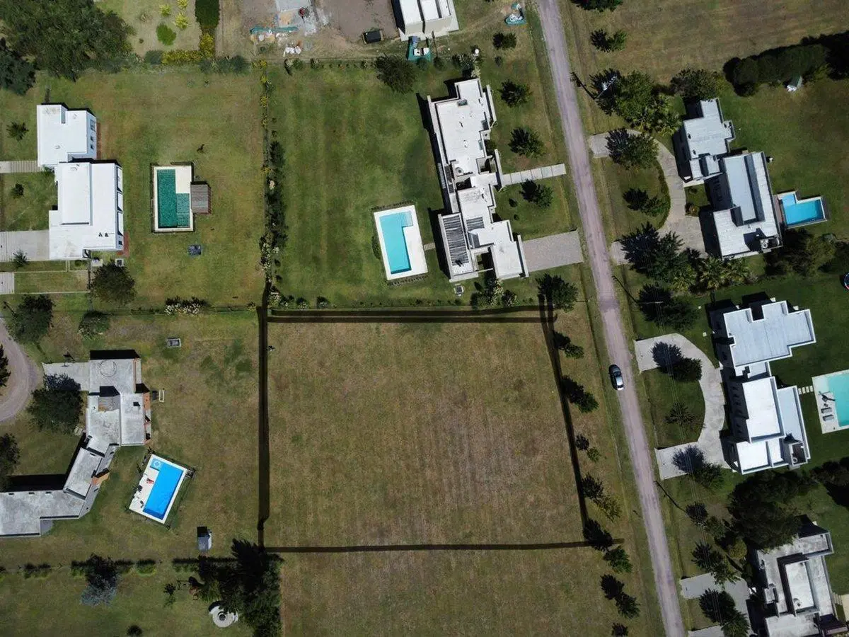 VENTA GRAN LOTE 2700m2 B° FINCAS DE SAN VICENTE 3