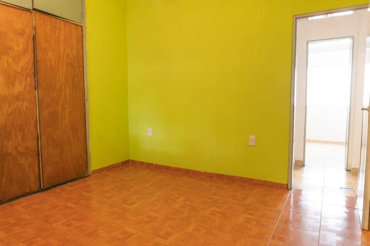 Venta PH 2 ambientes  con patio y local - Morón 3