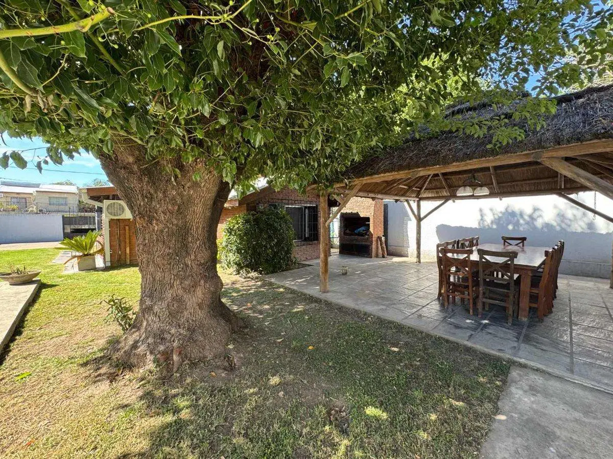 VENTA CASA CON PILETA EN VENTA - GARÍN CENTRO 3
