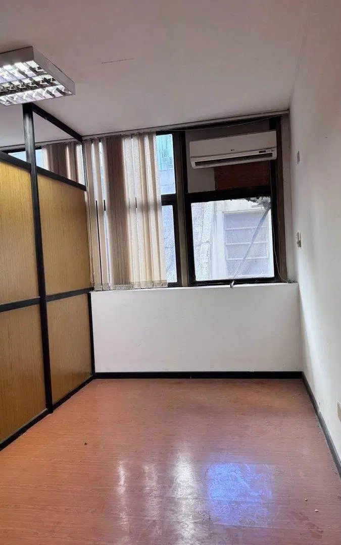 VENTA OFICINA-CONSULTORIO-SHOWROOM-CON COCHERA 4
