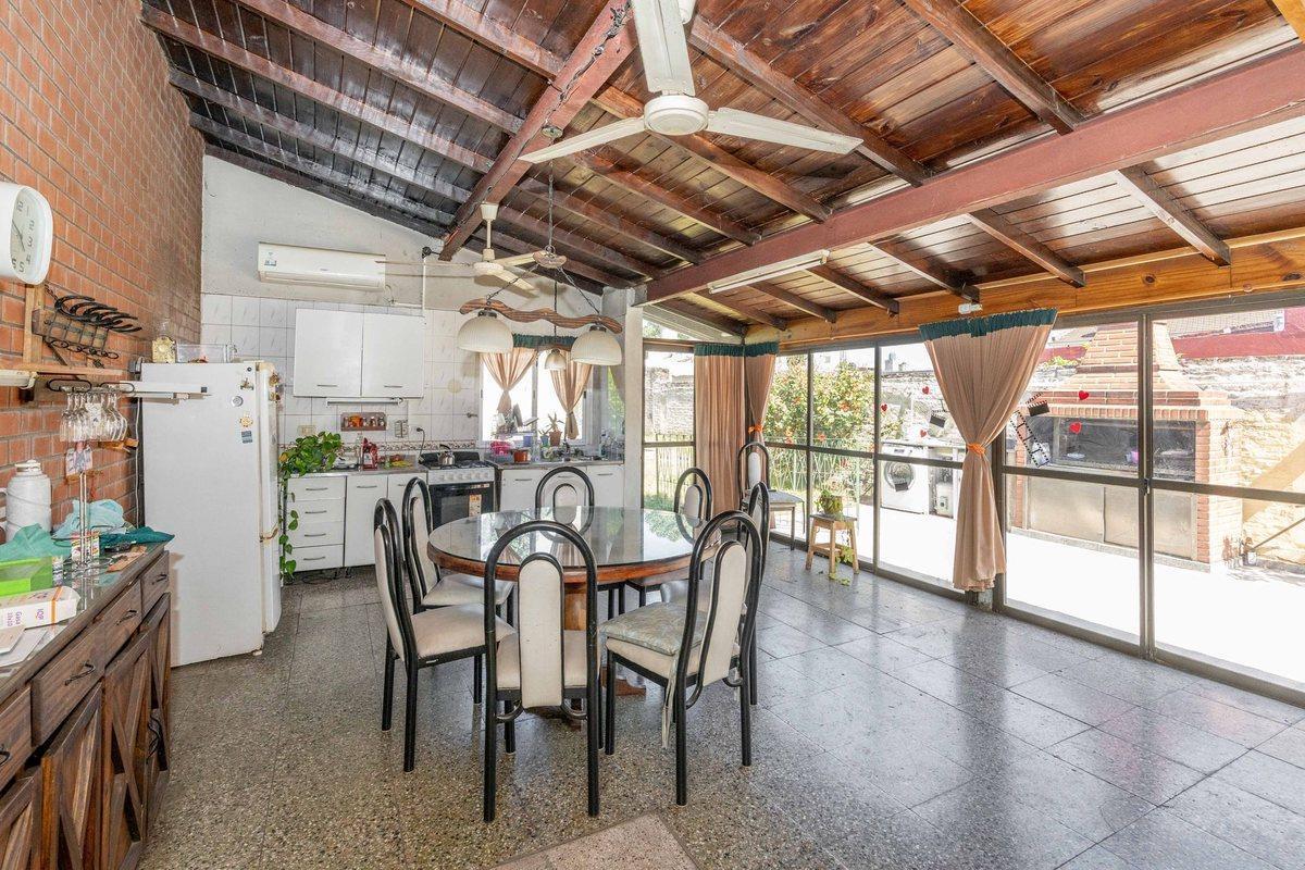 Foto de VENTA CASA 5 AMBIENTES C/PILETA QUINCHO COCHERA, imagen 2