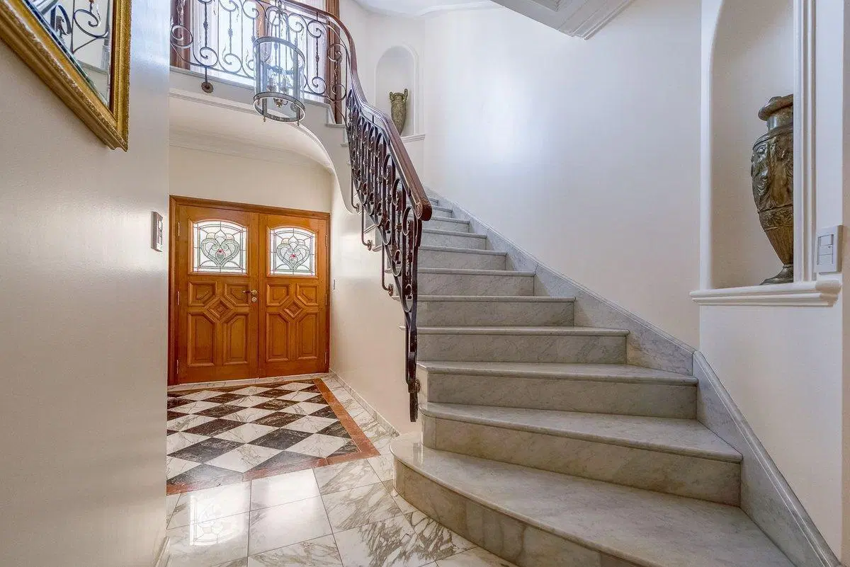 CASA 6 AMBIENTES CON COCHERA-PISCINA- SAINT THOMAS 8