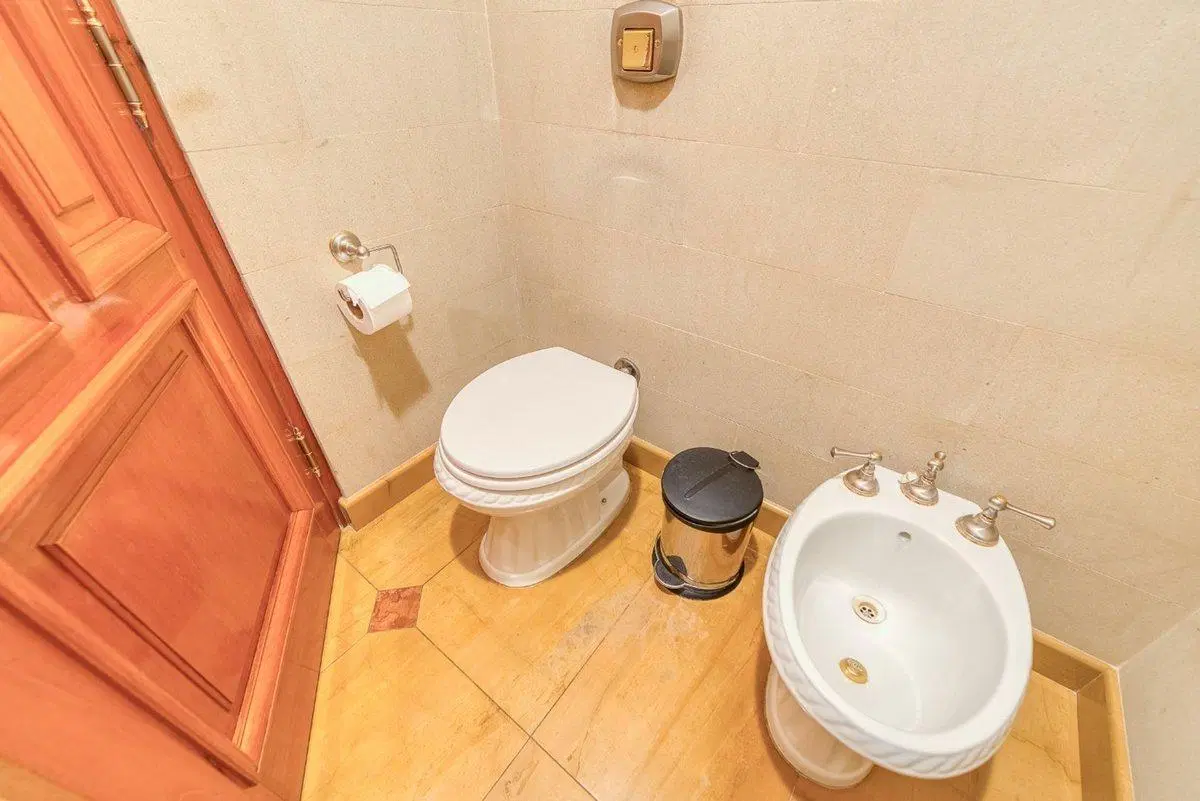CASA 6 AMBIENTES CON COCHERA-PISCINA- SAINT THOMAS 4