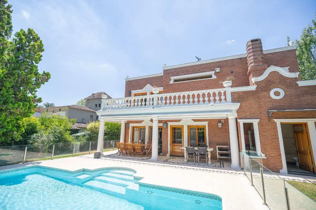 CASA 6 AMBIENTES CON COCHERA-PISCINA- SAINT THOMAS 2