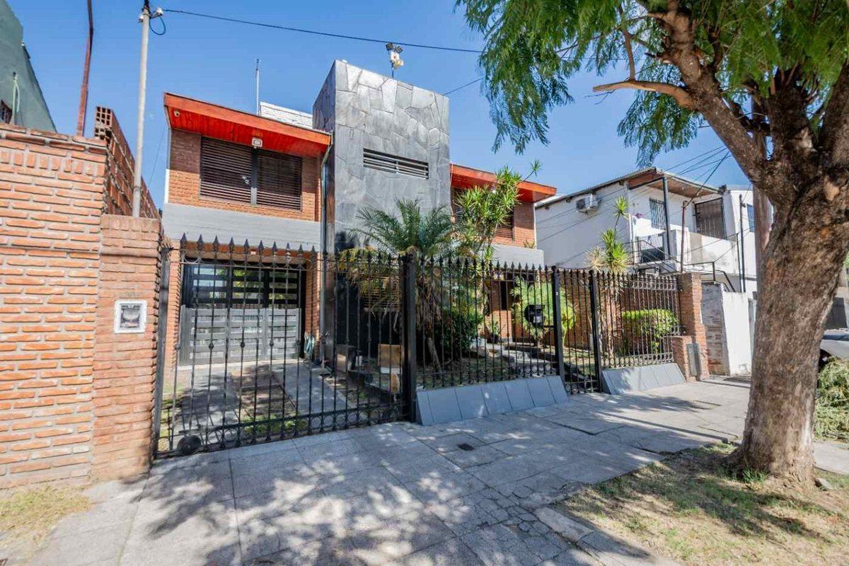 Foto de Venta Chalet con quincho y cochera en Loma Hermosa, imagen 3