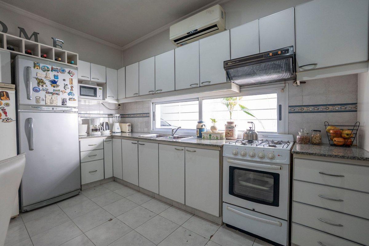 Foto de VENTA CASA 5 AMB. CON QUINCHO Y COCHERA CASTELAR, imagen 3