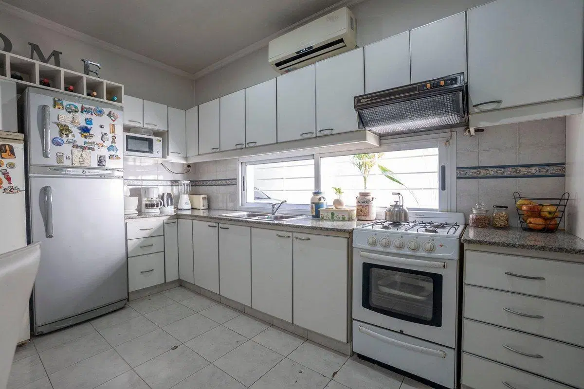 VENTA CASA 5 AMB. CON QUINCHO Y COCHERA CASTELAR 3