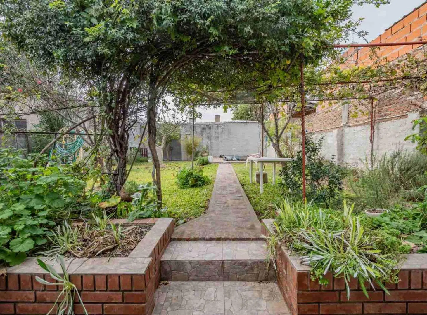 Venta Casa de 5 ambientes con parque - Merlo 4