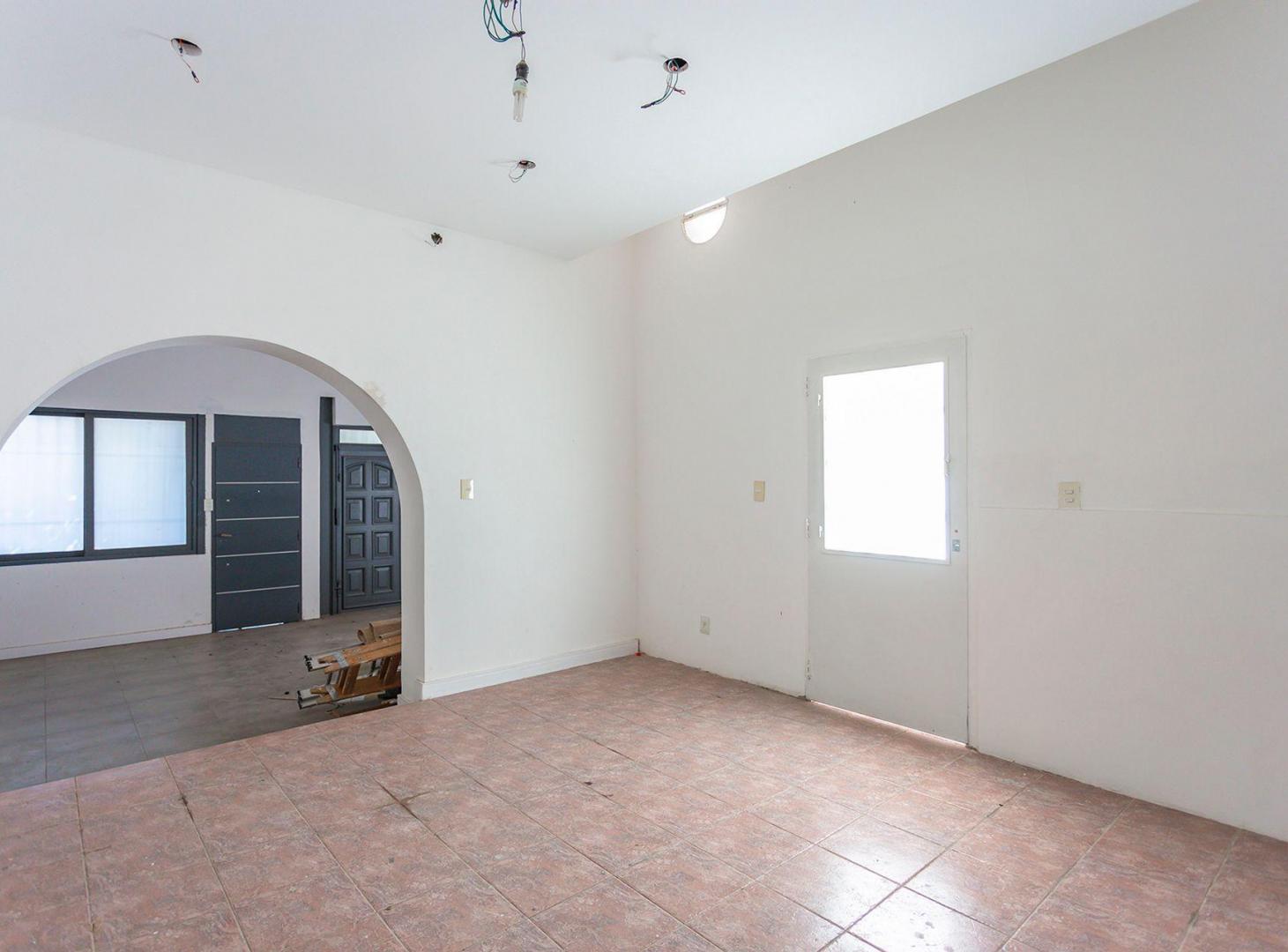 Foto de Venta Casa 9 Ambientes Liniers RETASADA!!!!!, imagen 4