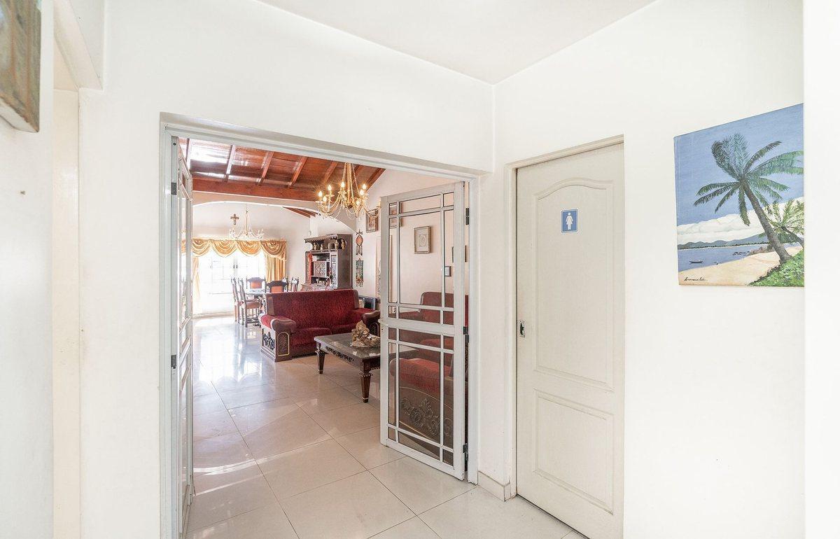 Foto de VENTA CASA 5 AMBIENTES C/PILETA QUINCHO COCHERA, imagen 2
