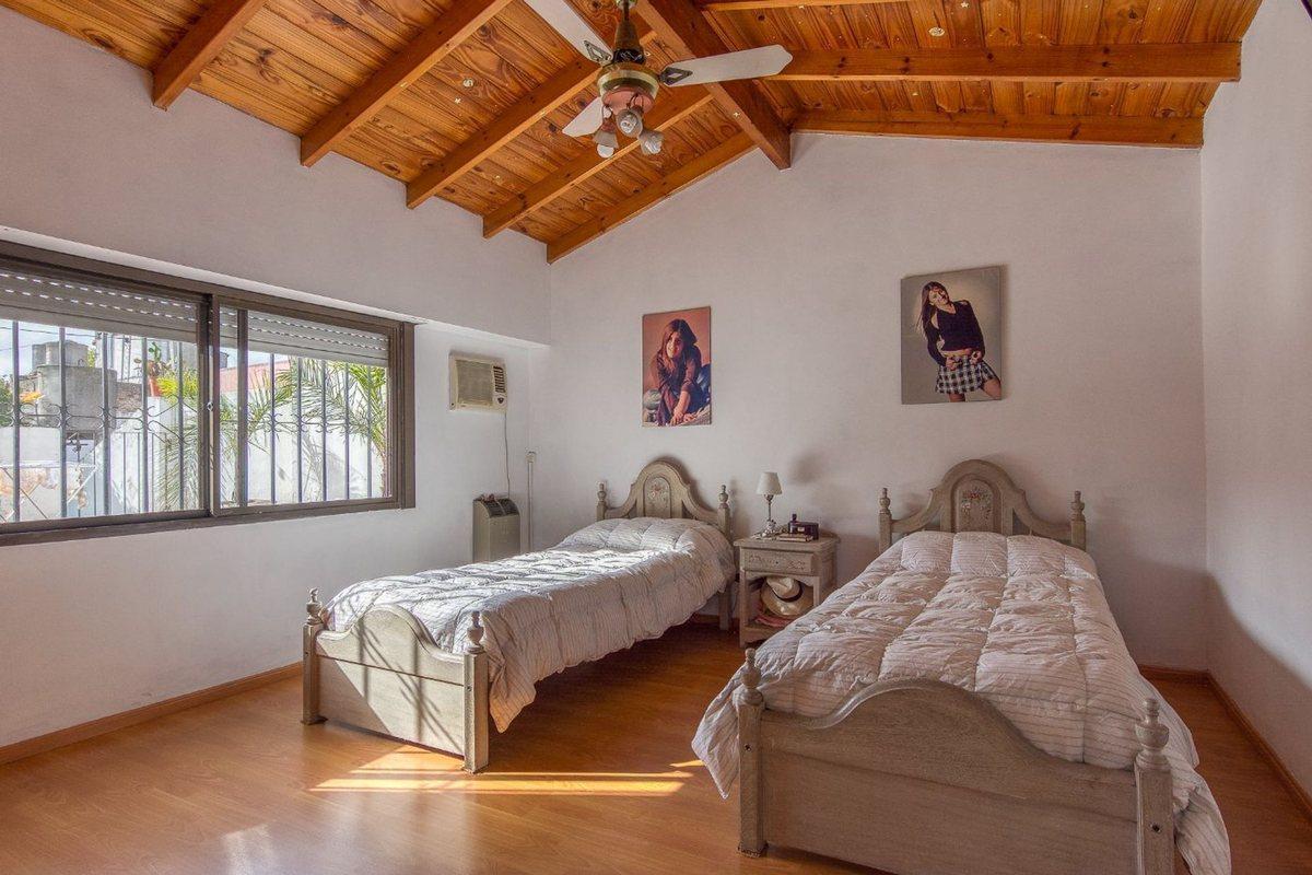 Foto de Venta casa 4 dormitorios fondo y terraza garage, imagen 1