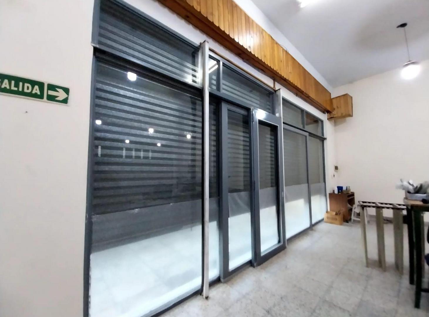 Foto de HAEDO AV DON BOSCO EXCELENTE LOCAL IMPECABLE, imagen 3