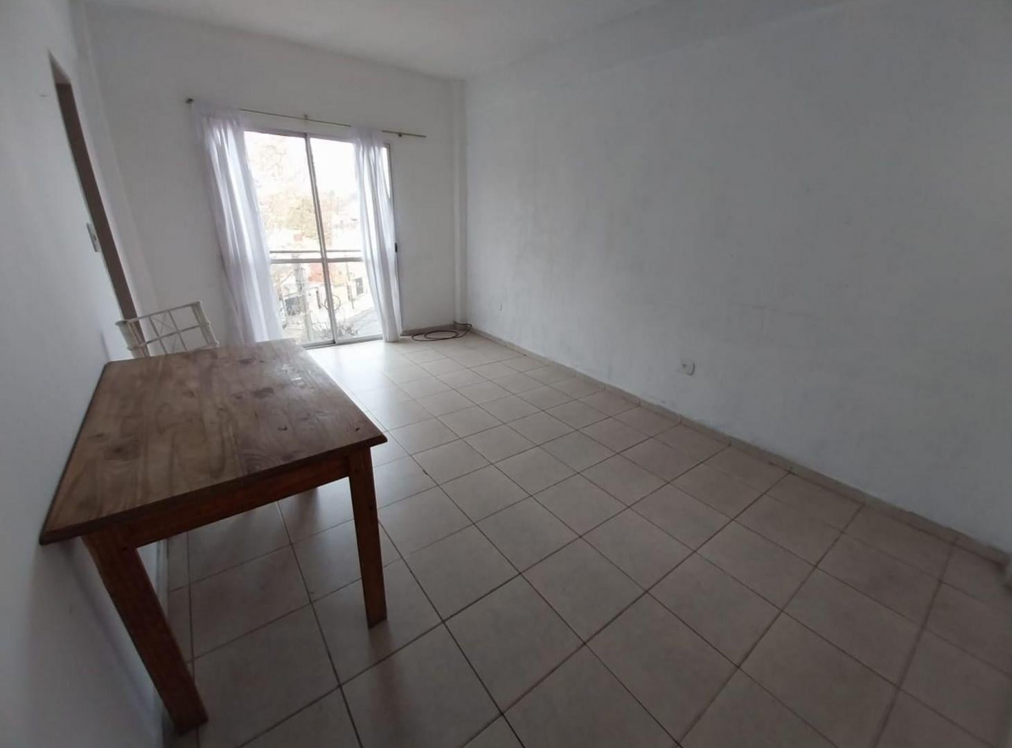 Foto de VENTA MORON 2 AMB FRENTE OPORTUNIDAD, imagen 1