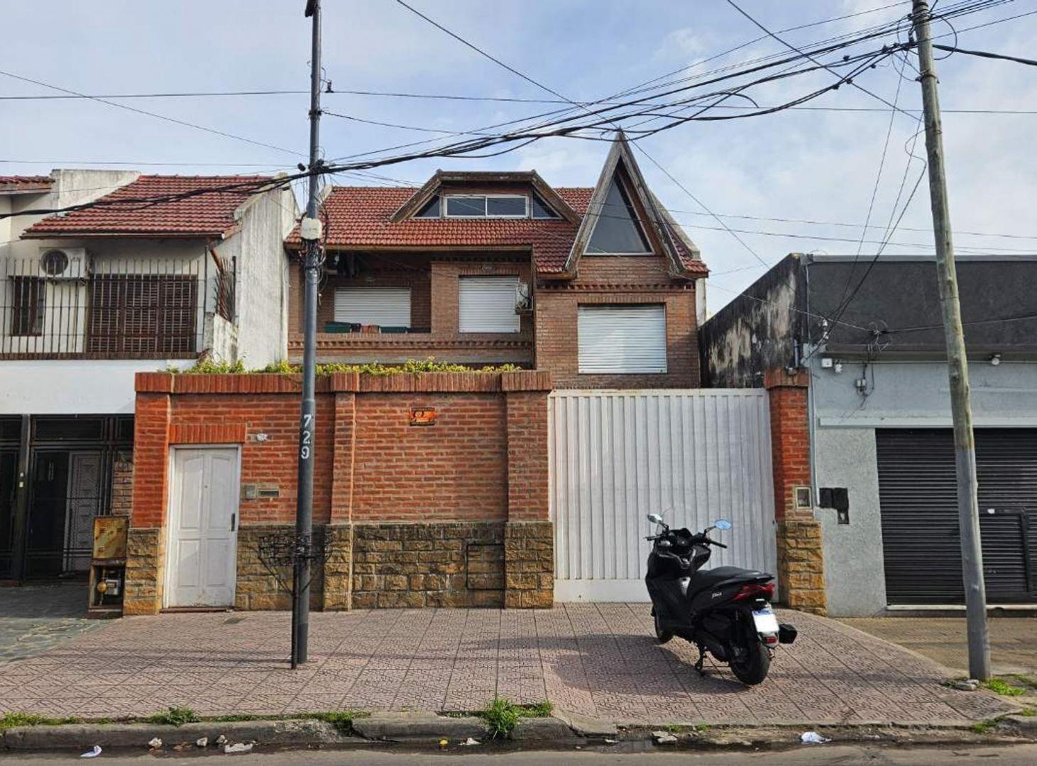 Foto de Casa 6 ambientes con pileta quincho y parrilla, imagen 1