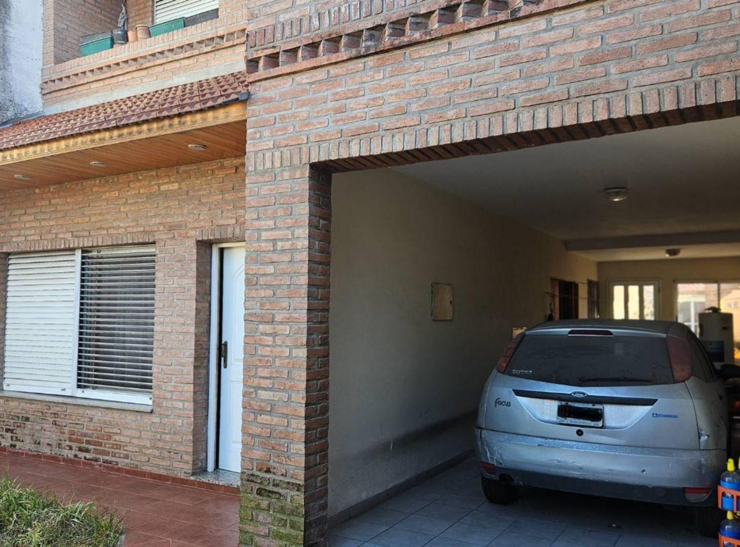 Foto de Casa 6 ambientes con pileta quincho y parrilla, imagen 3
