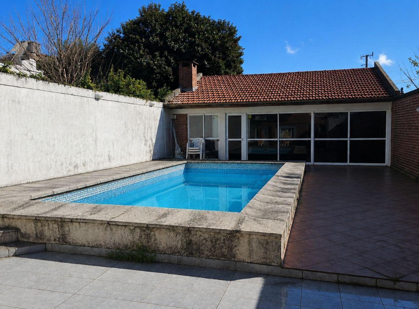 Foto de Casa 6 ambientes con pileta quincho y parrilla, imagen 2