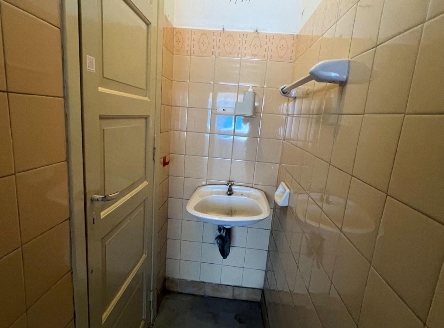 Foto de VENTA LOCAL COMERCIAL SOBRE AV SEGUROLA, imagen 5