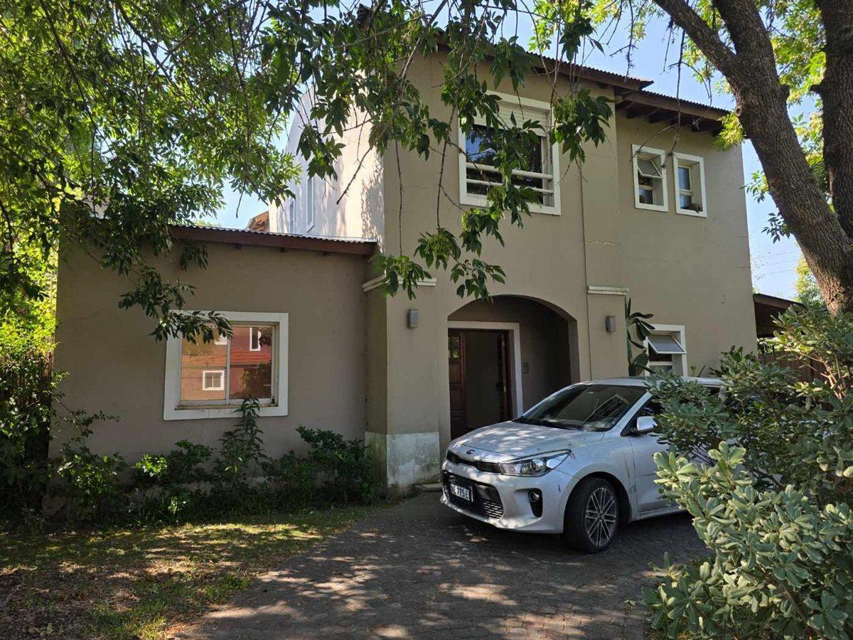 Foto de CASA DOS PLANTAS EN VENTA 6 AMBIENTES EN LA LONJA, imagen 1