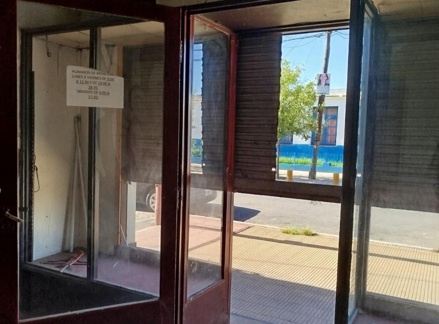 Foto de VENTA Local PASO DEL REY A METROS DE LA ESTACION., imagen 4