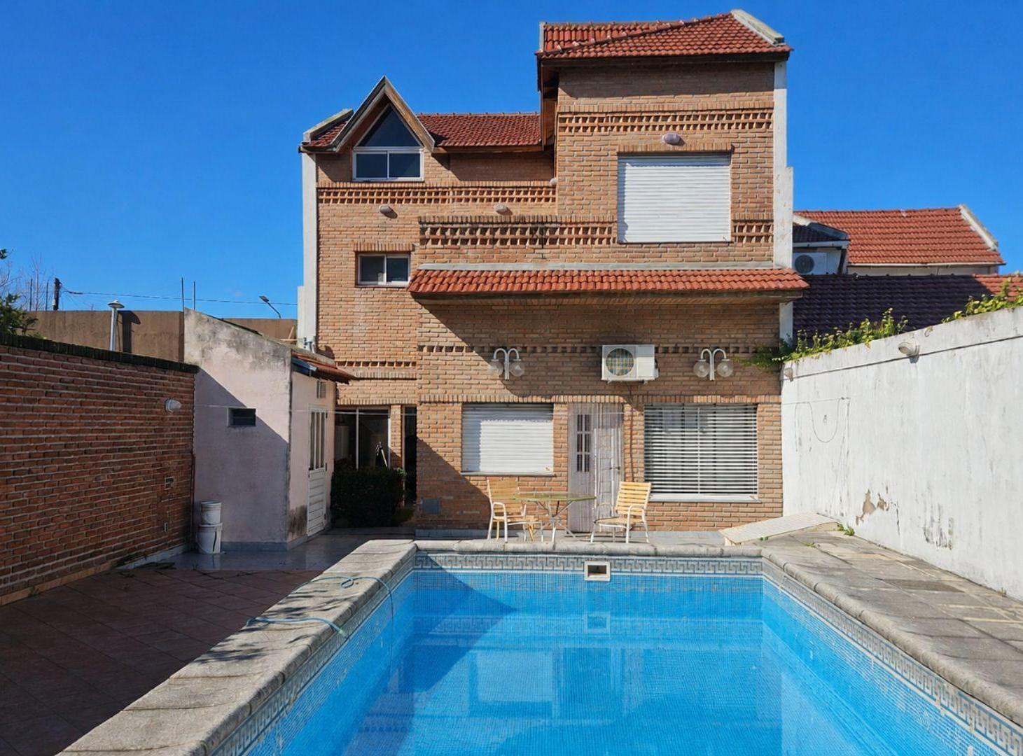 Foto de Casa 6 ambientes con pileta quincho y parrilla, imagen 3