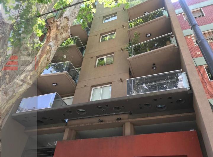 Excelente semipiso 2 ambientes al frente c/balcon 1 cuadra subte 1