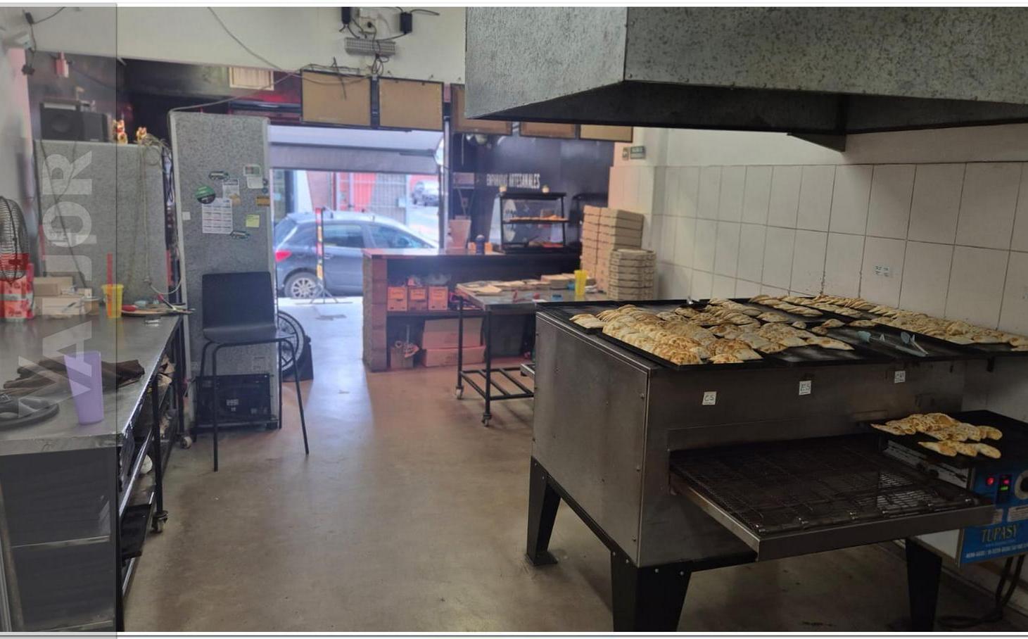 Foto de Excelente Local Comercial con Sotano y bauleras! Se vende con Renta!!!, imagen 5
