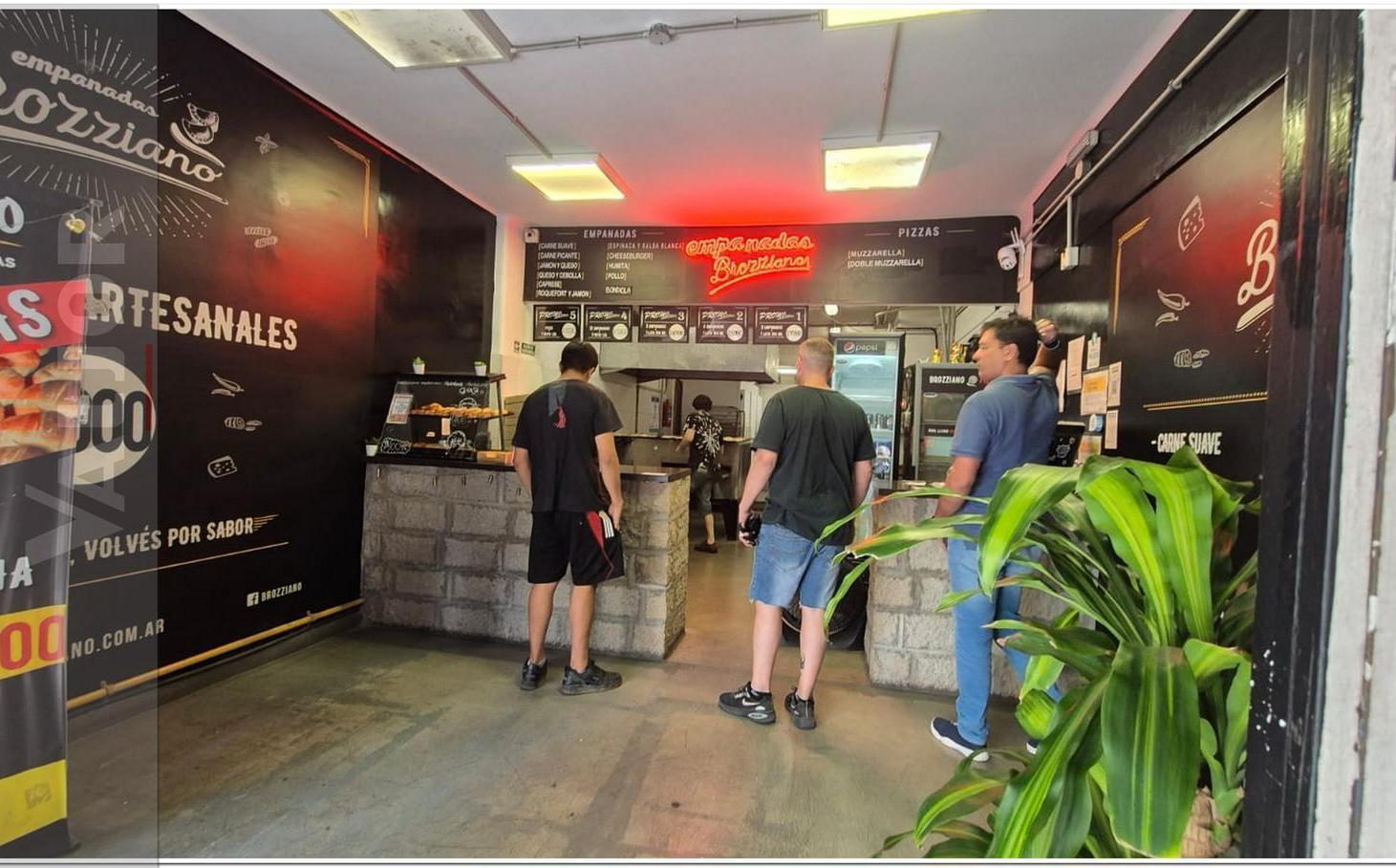 Foto de Excelente Local Comercial con Sotano y bauleras! Se vende con Renta!!!, imagen 4
