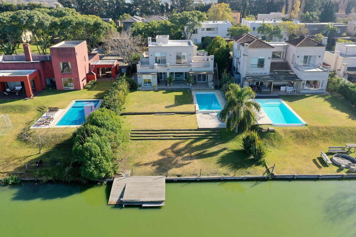 Casa al Lago en Venta en Santa Barbara!
