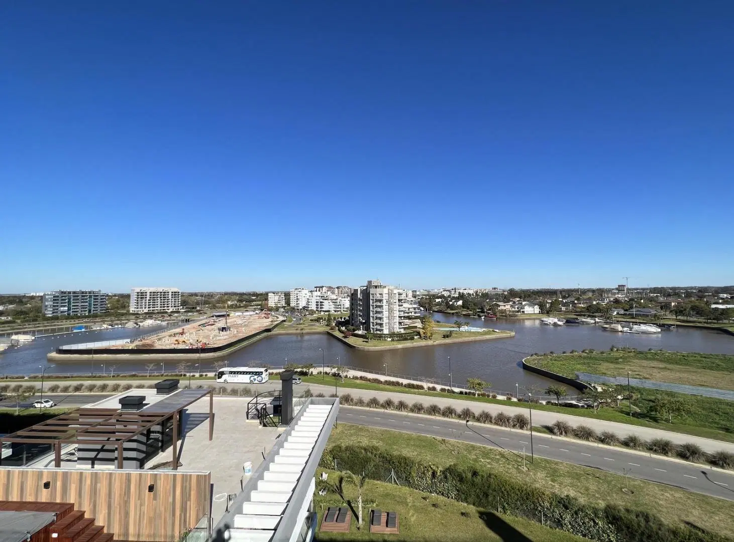 Departamento Premium en Venta con Balcon y Terraza al Rio en Vilago - Nordelta 5