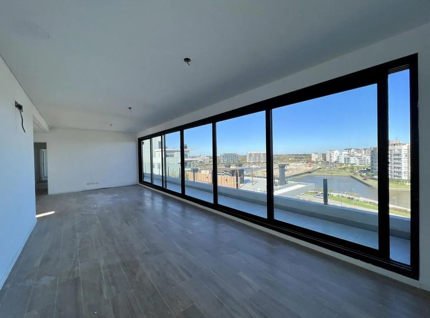 Departamento Premium en Venta con Balcon y Terraza al Rio en Vilago - Nordelta 8