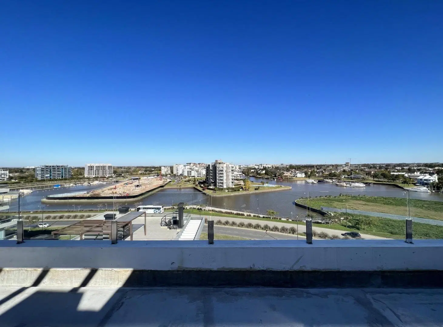 Departamento Premium en Venta con Balcon y Terraza al Rio en Vilago - Nordelta 2
