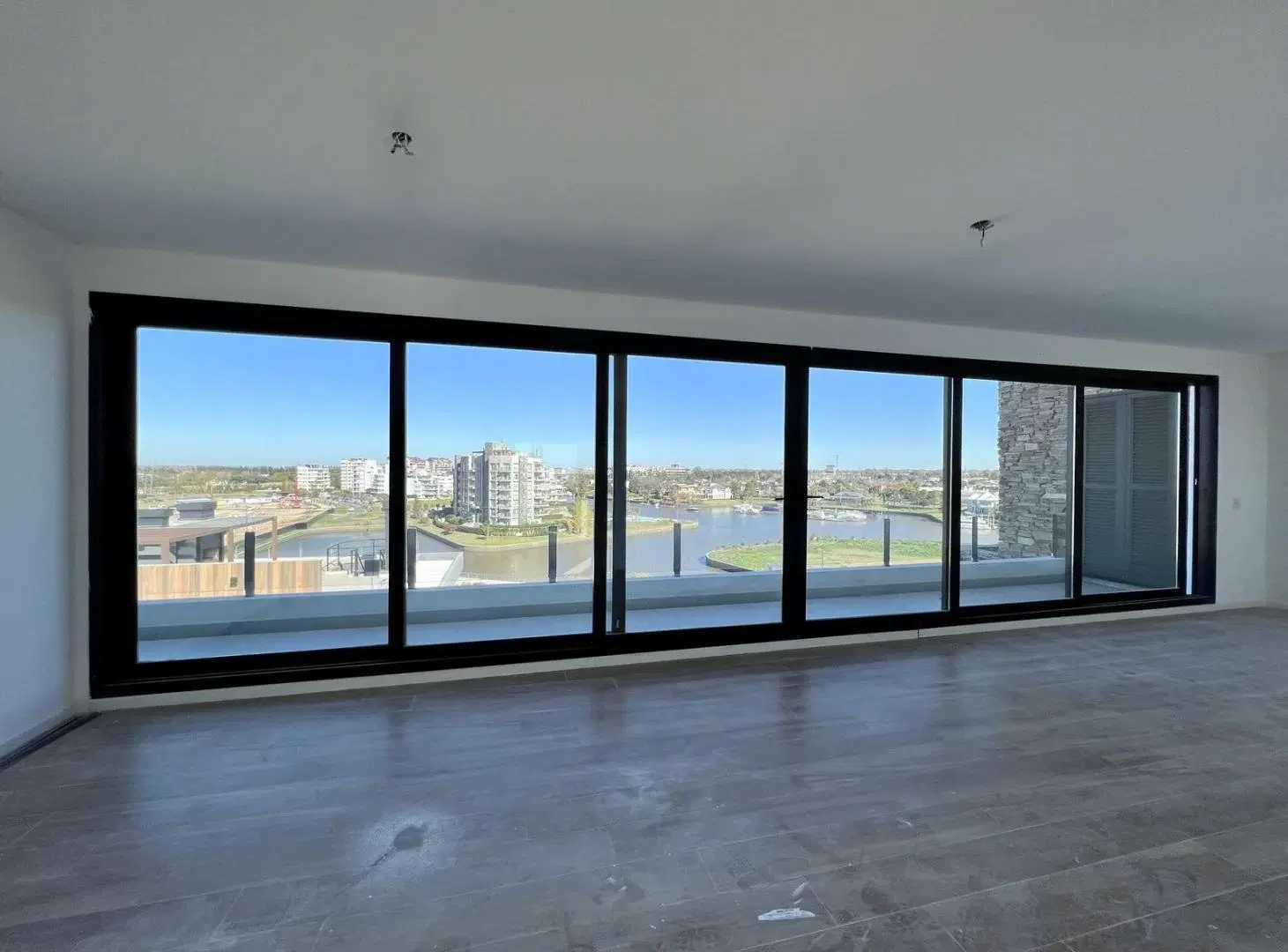 Departamento Premium en Venta con Balcon y Terraza al Rio en Vilago - Nordelta 4
