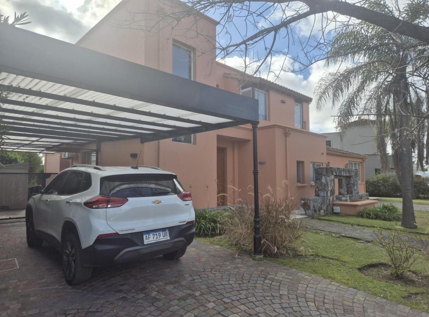 Casa Estilo Sante Fe en Venta en Santa Barbara