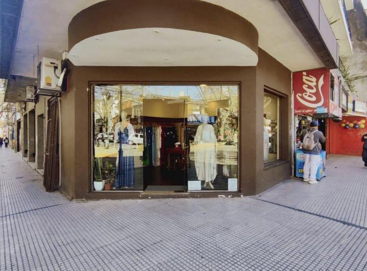 Local . | 9 DE JULIO al 400 1