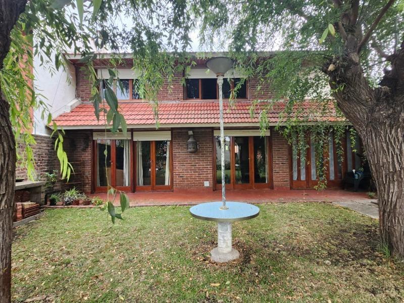 CHALET 4 AMB. CON PARQUE. BARRIO CONSTITUCION 174.000 DOLARES